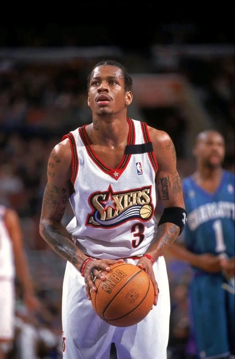 雪花飘飘北风萧萧，记者：世界杯抽签仪式场外下着大雪（大雪纷飞北风呼啸，世界杯抽签仪式场外寒风凛冽）