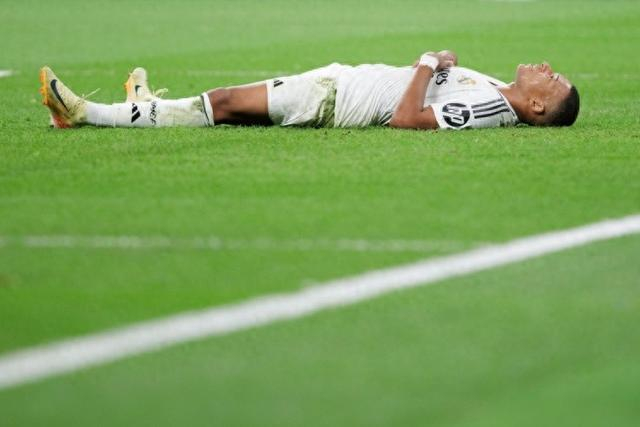 瓜帅：这是谢尔基第一次插花脚传中，他要学习梅西踢得更简洁