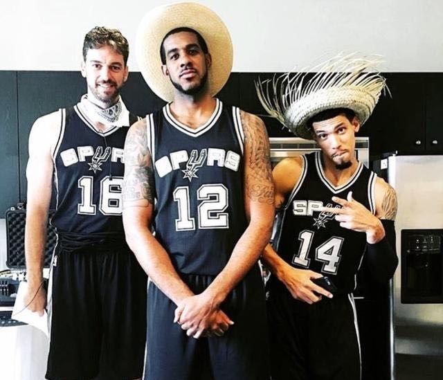 湖人浓眉哥篮下统治球队获胜（戴维斯内线称霸助湖人取胜）