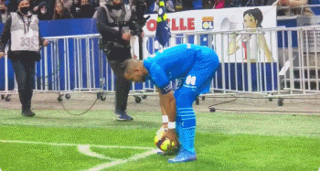 森林主帅：英超比欧联杯更重要，但我们也很重视欧联杯（森林主帅：英超更为关键，我们也不会轻视欧联杯）