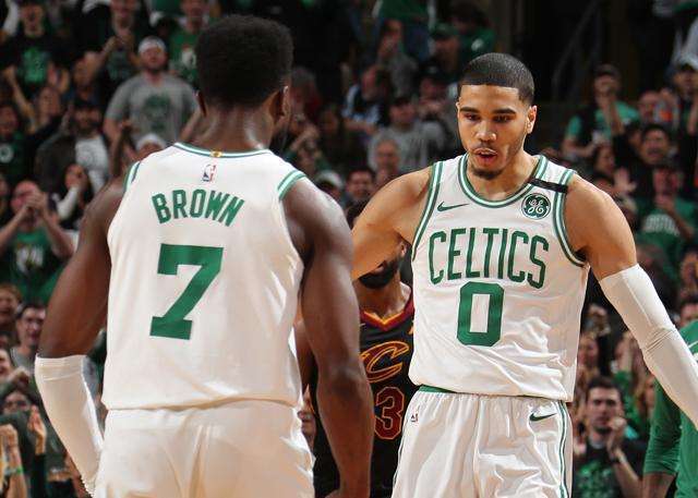 官宣喜讯！东契奇二娃出生引热议 湖人官方祝贺詹姆斯发声：恭喜兄弟（喜讯官宣：东契奇喜得二胎引热议，湖人官方送上祝贺，詹姆斯发声恭喜兄弟）