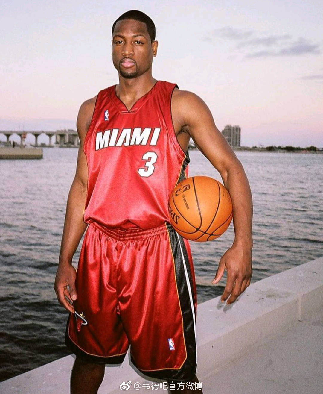 足球国足忙碌备战，训练场加练至夜晚（国足全力备战，训练加练到深夜）