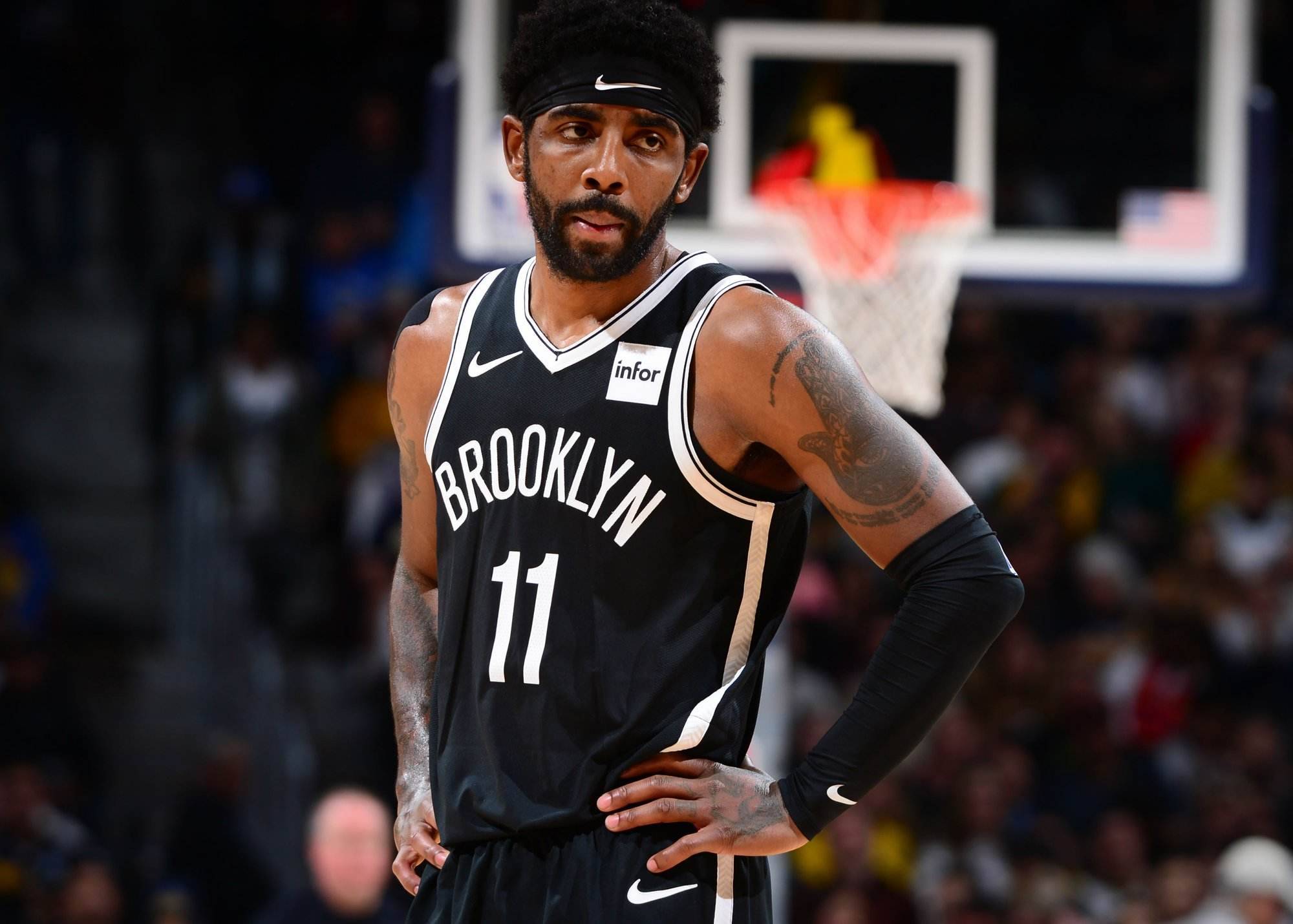 达成巴萨一线队百场里程碑，费尔明获赠纪念球衣（费尔明达成巴萨一线队第100场，获赠纪念球衣）