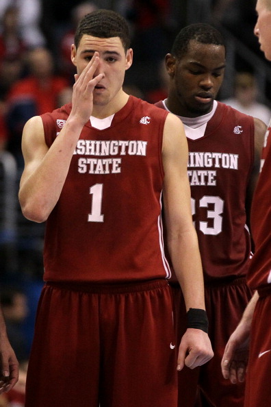 给爷整笑了，曼奇尼假意亲吻布鲁马多，将布鲁马多逗笑（这一幕笑翻了：曼奇尼作势亲吻布鲁马多，逗得对方当场大笑）